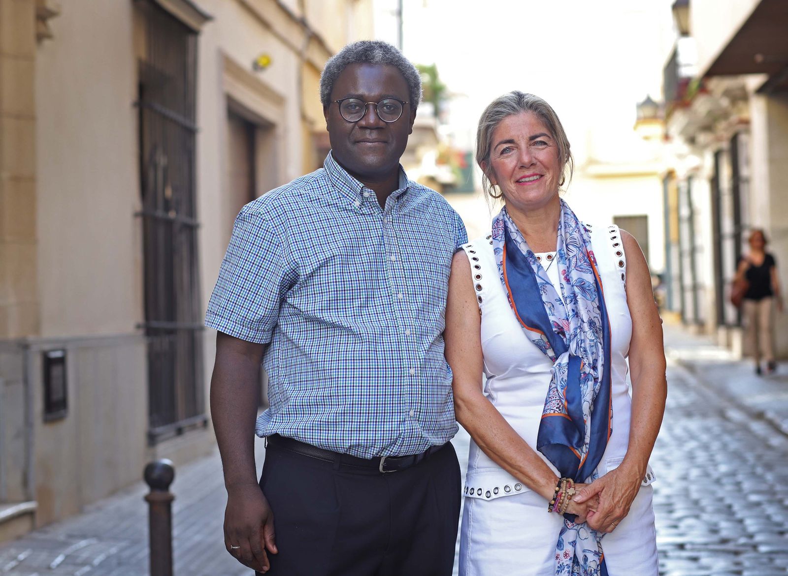 Fidéle Marie Joseph Podga, del departamento de Documentación de Manos Unidas,  con la presidenta de la delegación de Jerez, Mercedes Gómez, el pasado octubre.