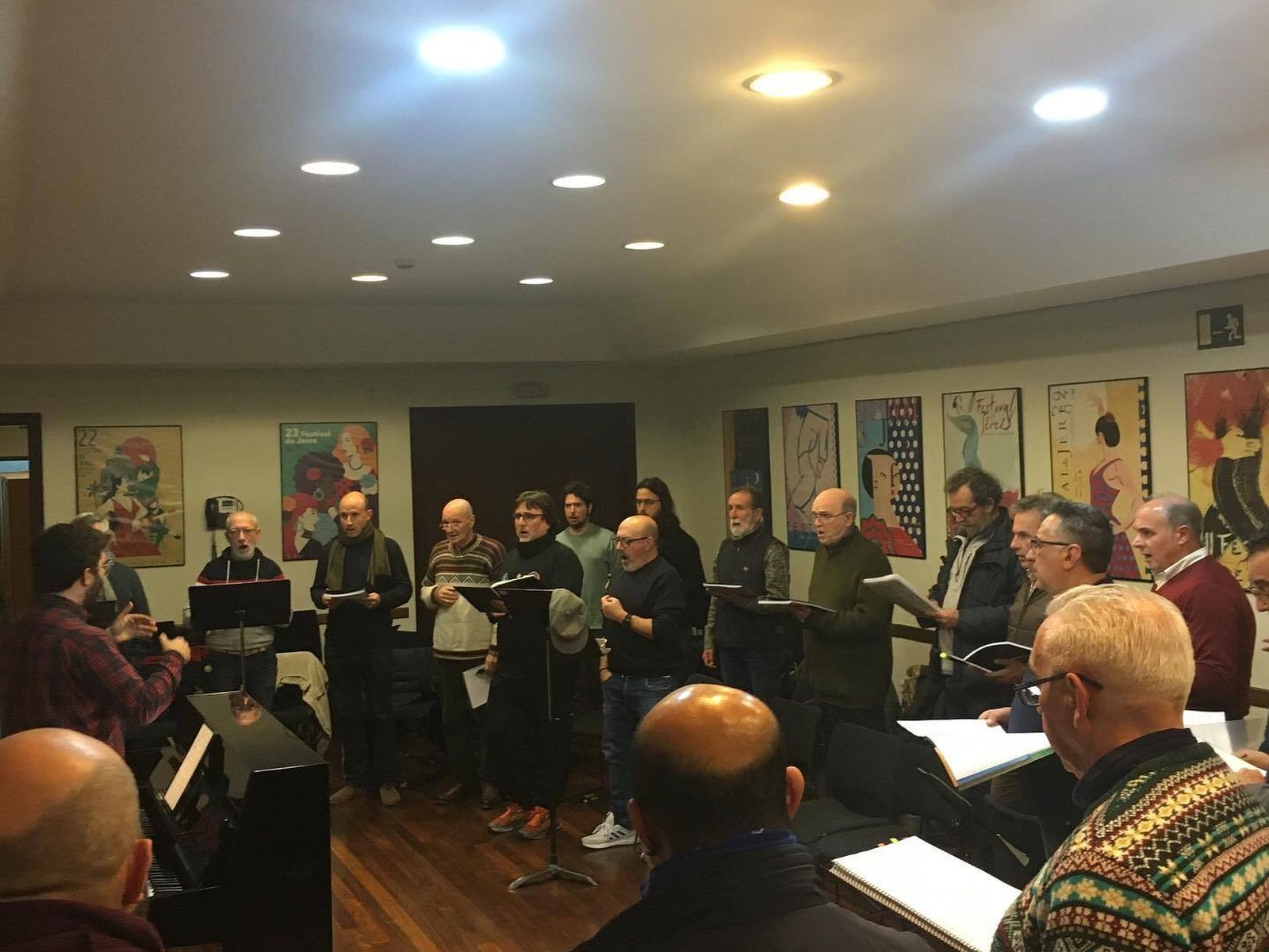 El Coro del Teatro Villamarta, en uno de sus ensayos.