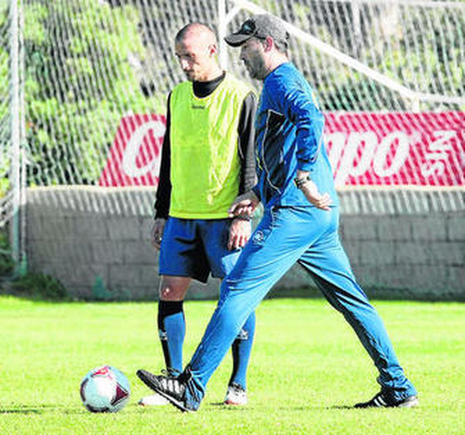 Jorge Luque (i), en la imagen junto a Agné, está entre algodones.