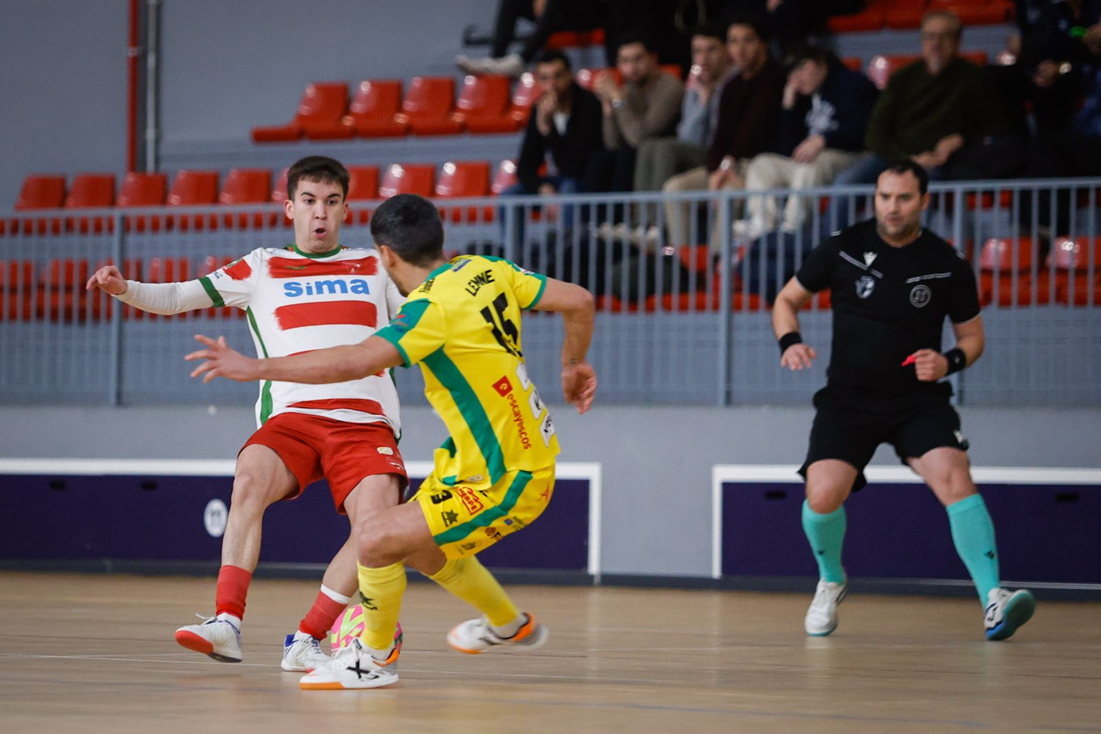 Pugna por el esférico en el duelo disputado en Armilla.