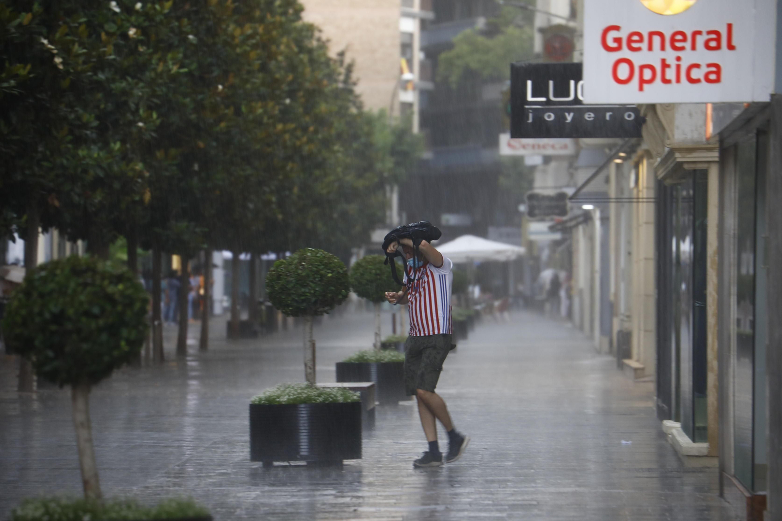Una persona bajo la lluvia en Córdoba.
