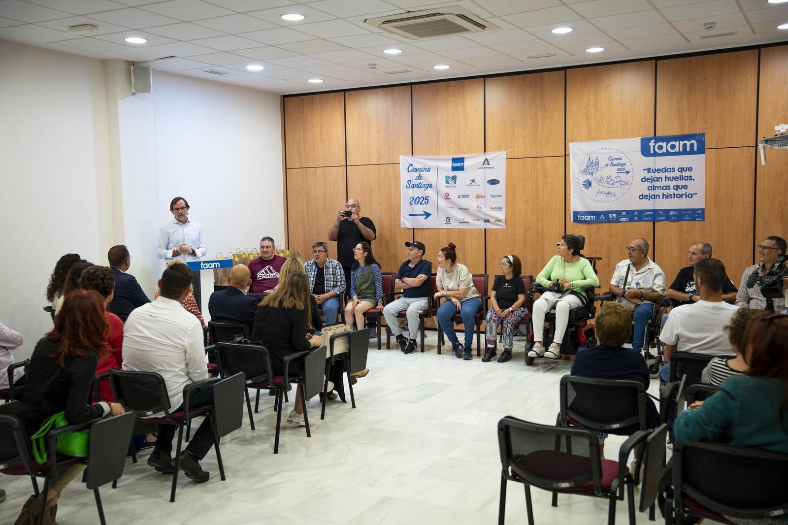 Las imágenes del acto de iniciación del Camino de Santiago de FAAM en Almería