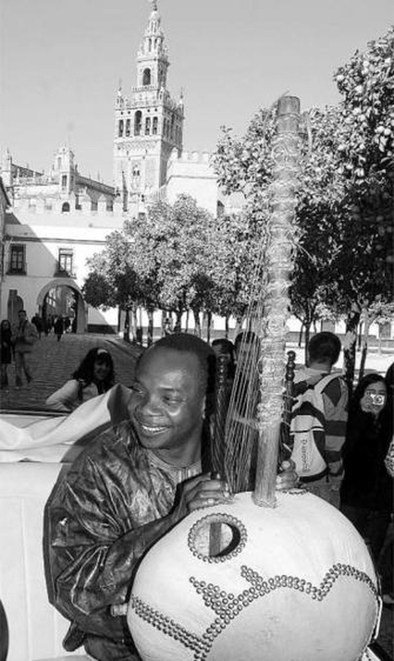Toumani Diabaté, junto a su inseparable kora.