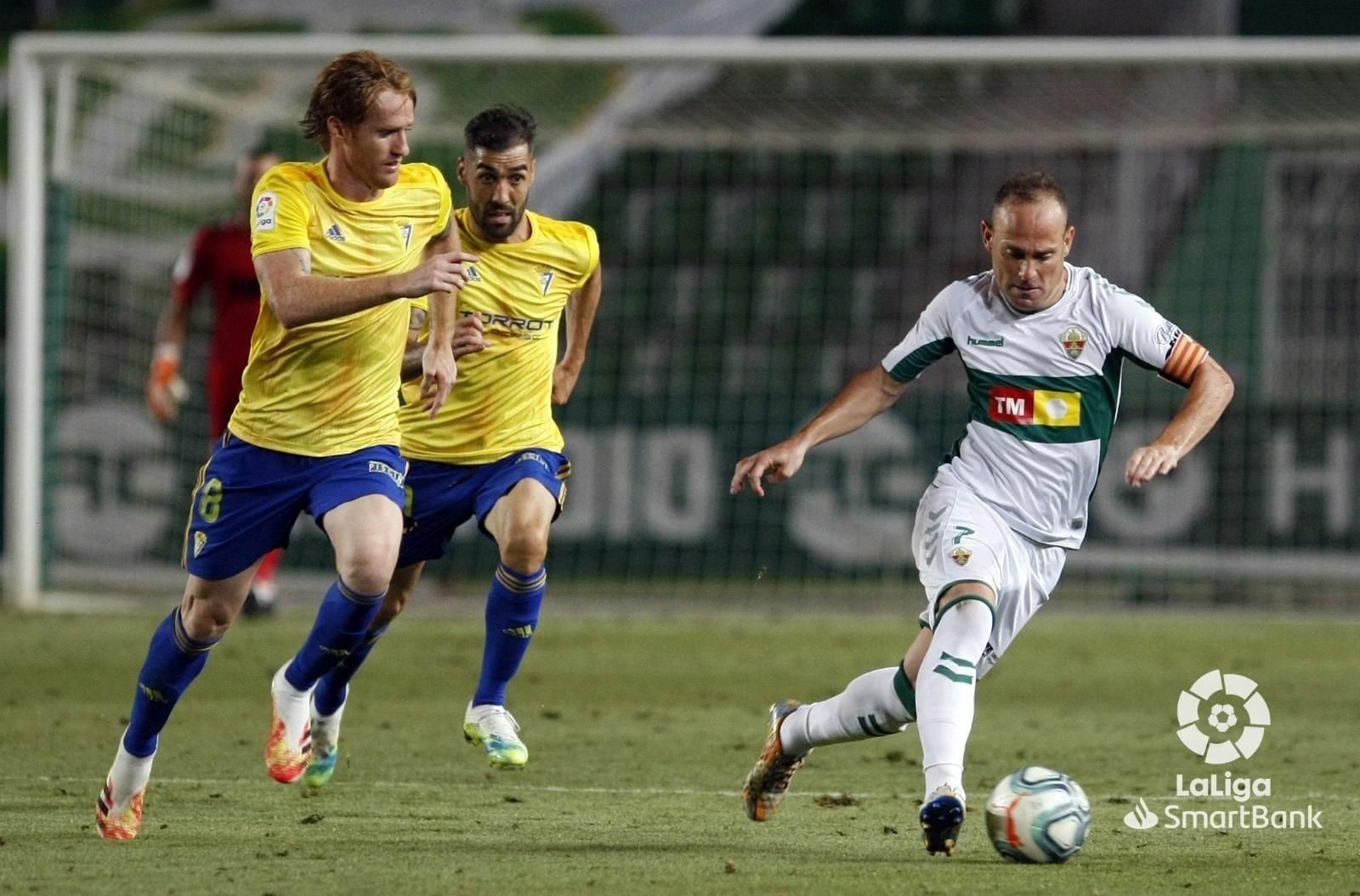 Álex y Perea intentan alcanzar a Nino durante el Elche-Cádiz del pasado curso.