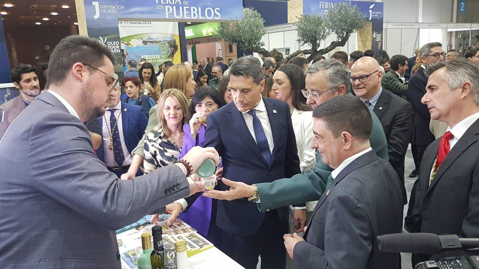Autoridades conocen algunos de los mejores aceites de la provincia.