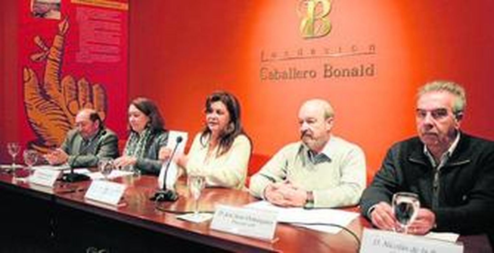 La delegada (c), junto a Fernando Domínguez, Marieta Cantos, José Juan Domínguez y Nicolás de la Rosa, ayer, en la Fundación.