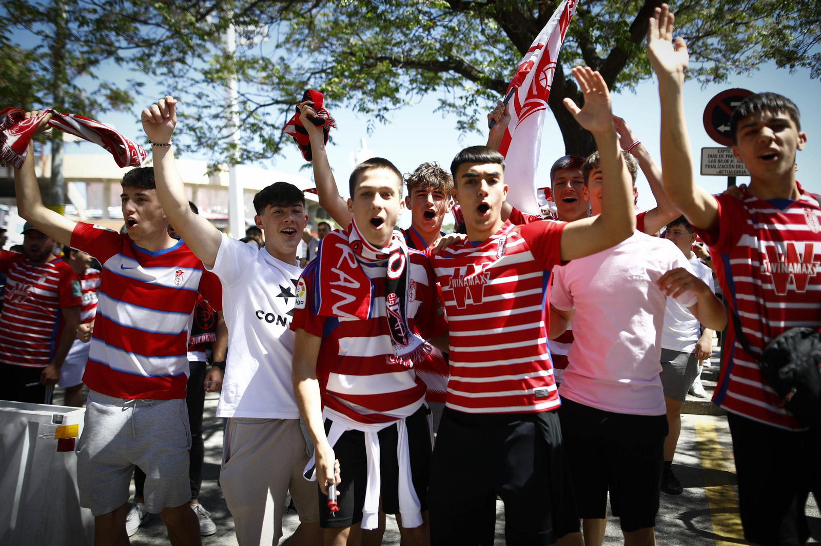 En imágenes: así ha recibido la afición del Granada a su equipo