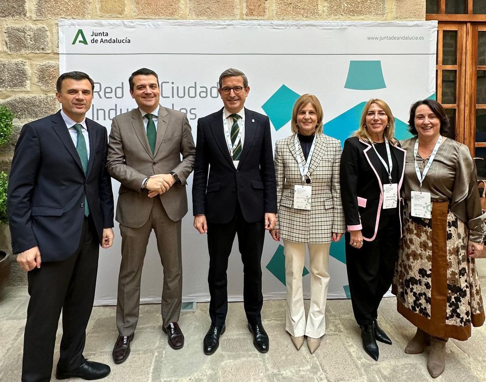 La alcaldesa de Jerez, María José García Pelayo, y la delegada de Empleo, Trabajo Autónomo y Empresa, Nela García, en el II Encuentro de alto nivel de los municipios de la Red Ciudades Industriales.