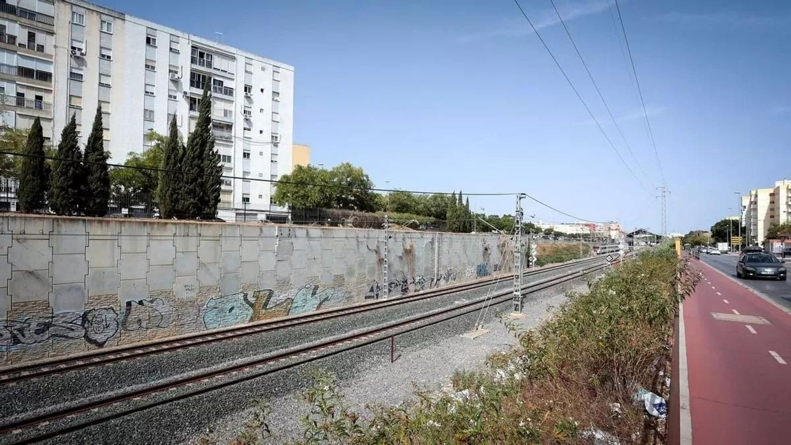 Cielos despejados en Jerez en una imagen de las vías del tren en la barriada de Vallesequillo