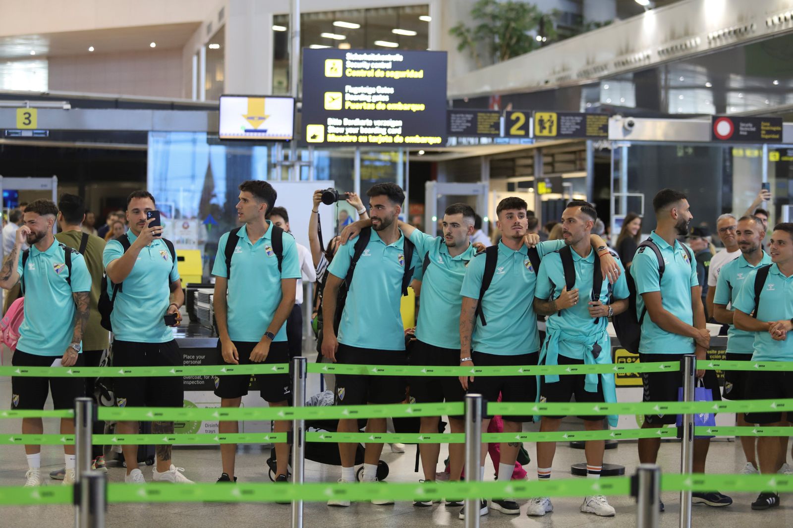El espectacular preámbulo en el aeropuerto con la afición