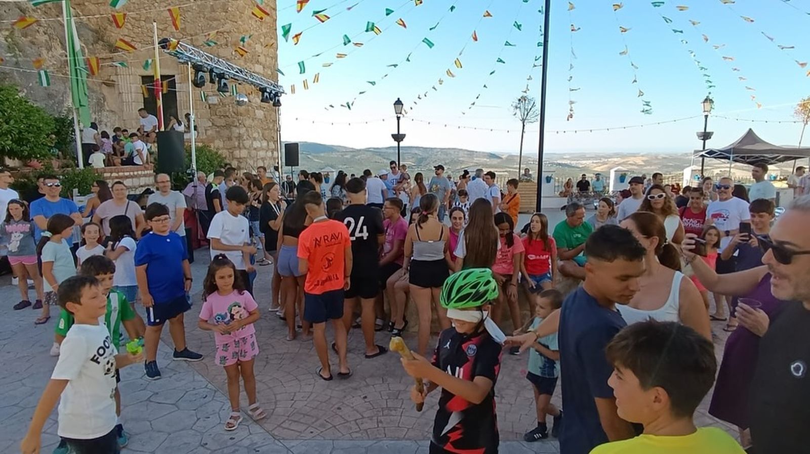 Las divertidas cucañas de Zuheros, en fotografías