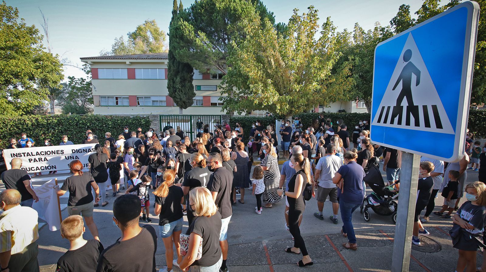 Protestas de los padres y madres del colegio de El Torno por el mal estado en que se encuentra el centro