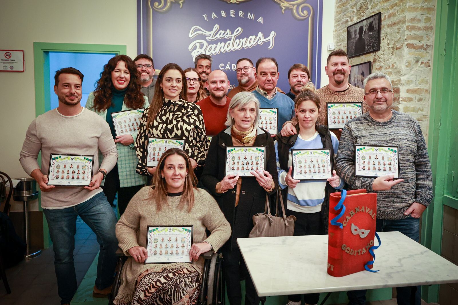 El jurado del COAC en adultos en un homenaje que le tributó el Aula de Cultura del Carnaval de Cádiz.