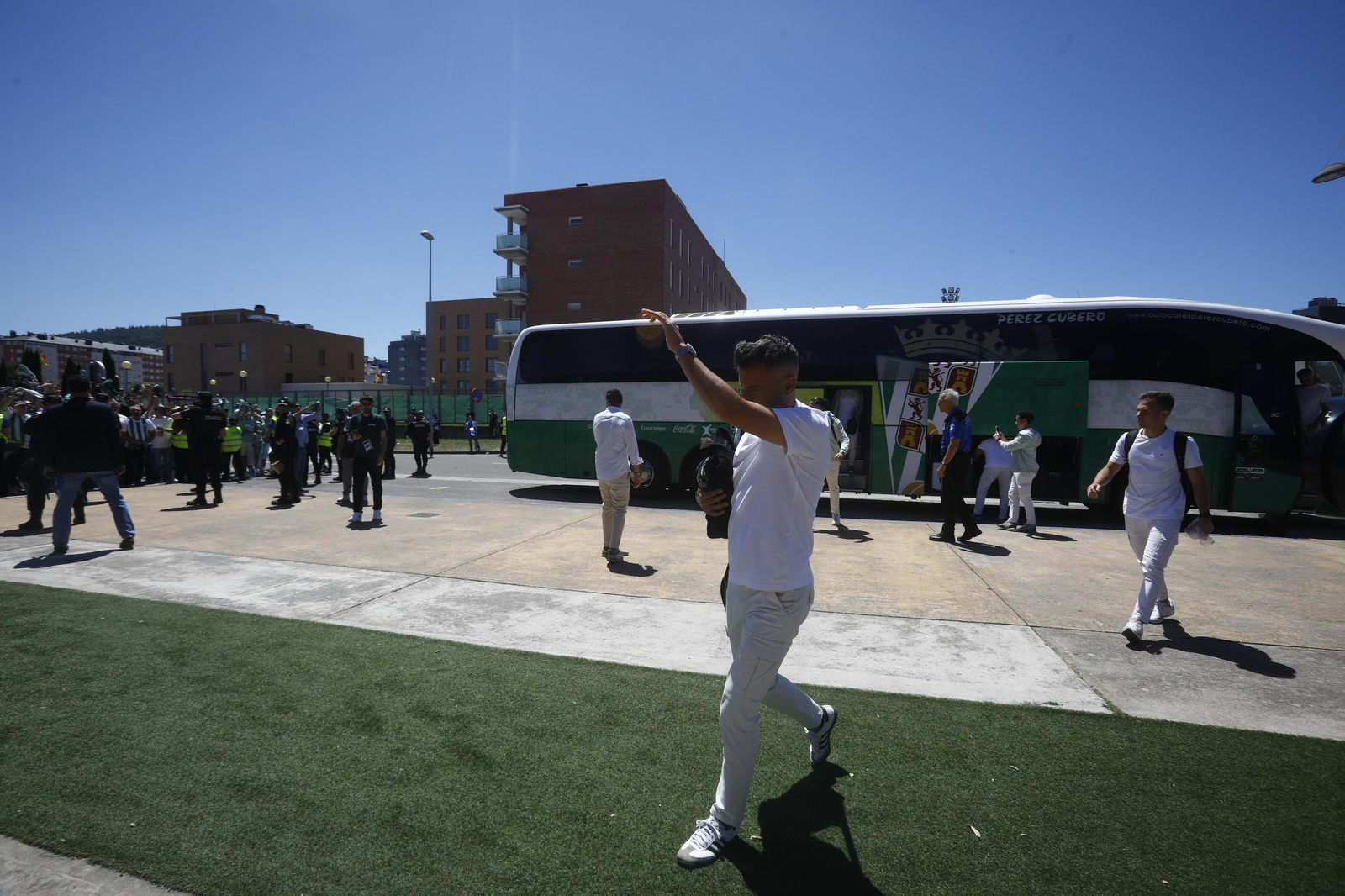 El Córdoba CF recibe el calor de su afición a su llegada a El Toralín antes del partido ante la Ponferradina El Córdoba CF recibe el calor de su afición a su llegada a El Toralín antes del partido ante la Ponferradina