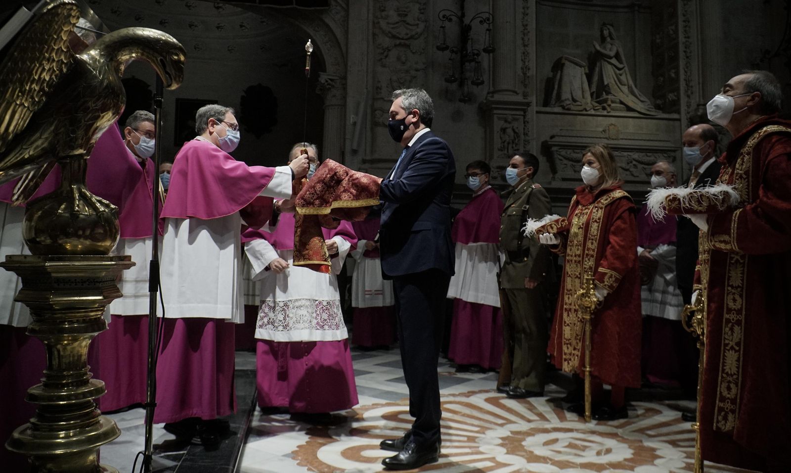 El deán de la Catedral, Teodoro León, entrega la Lobera al alcalde, Juan Espadas.