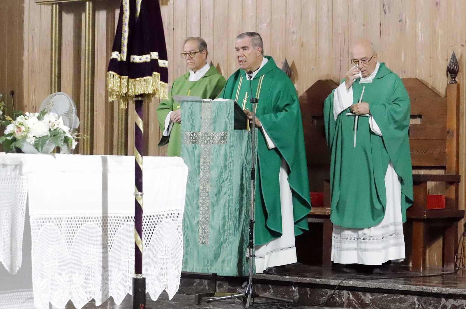 Misa de despedida por jubilación a don Feliciano Fernández Sousa, párroco del Sagrado Corazón de Jesús, en imágenes