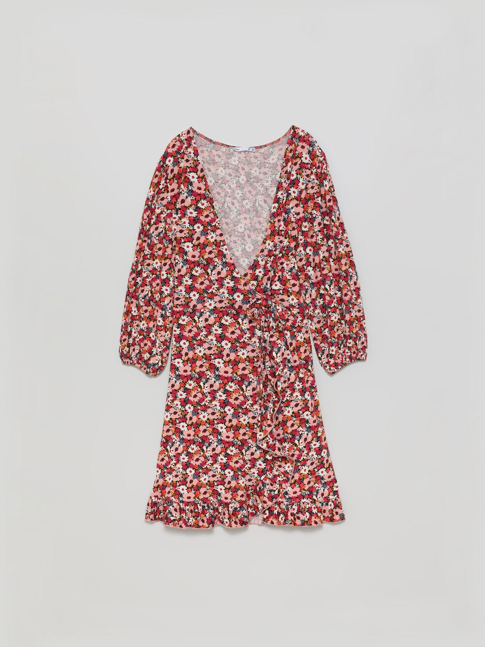 Vestido de flores con escote cruzado.