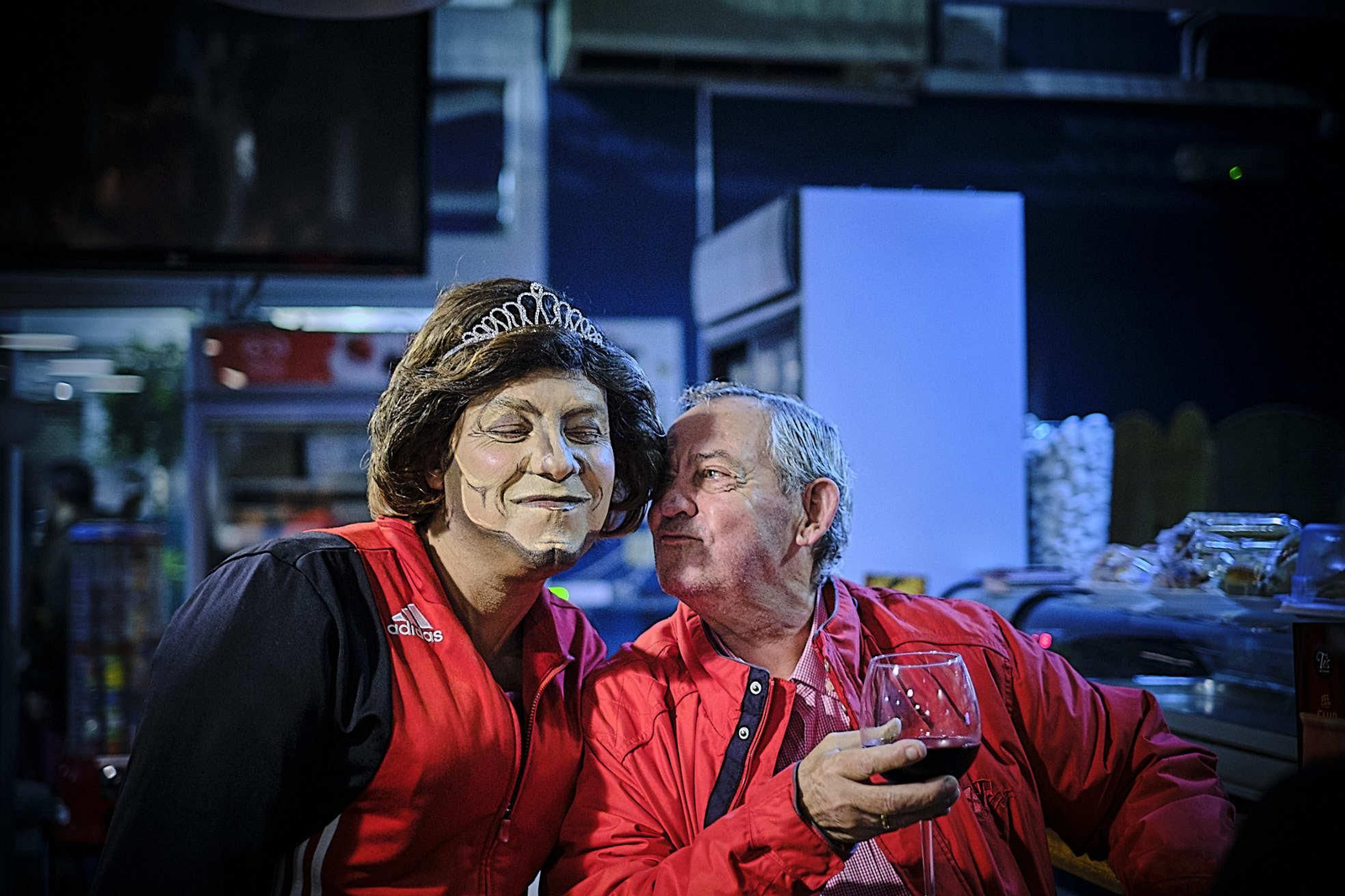 La chirigota 'Este año ya me toca a mi' preparando tipo y maquillaje antes de acudir a su cita con el COAC 2019.