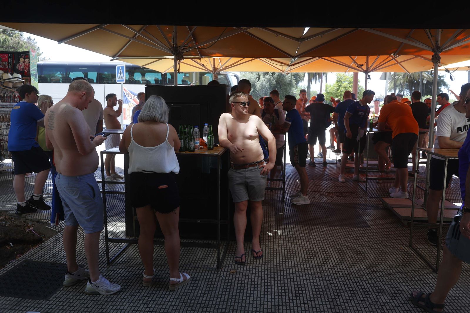 Aficionados escoceses disfrutan del sol y la cerveza de Sevilla