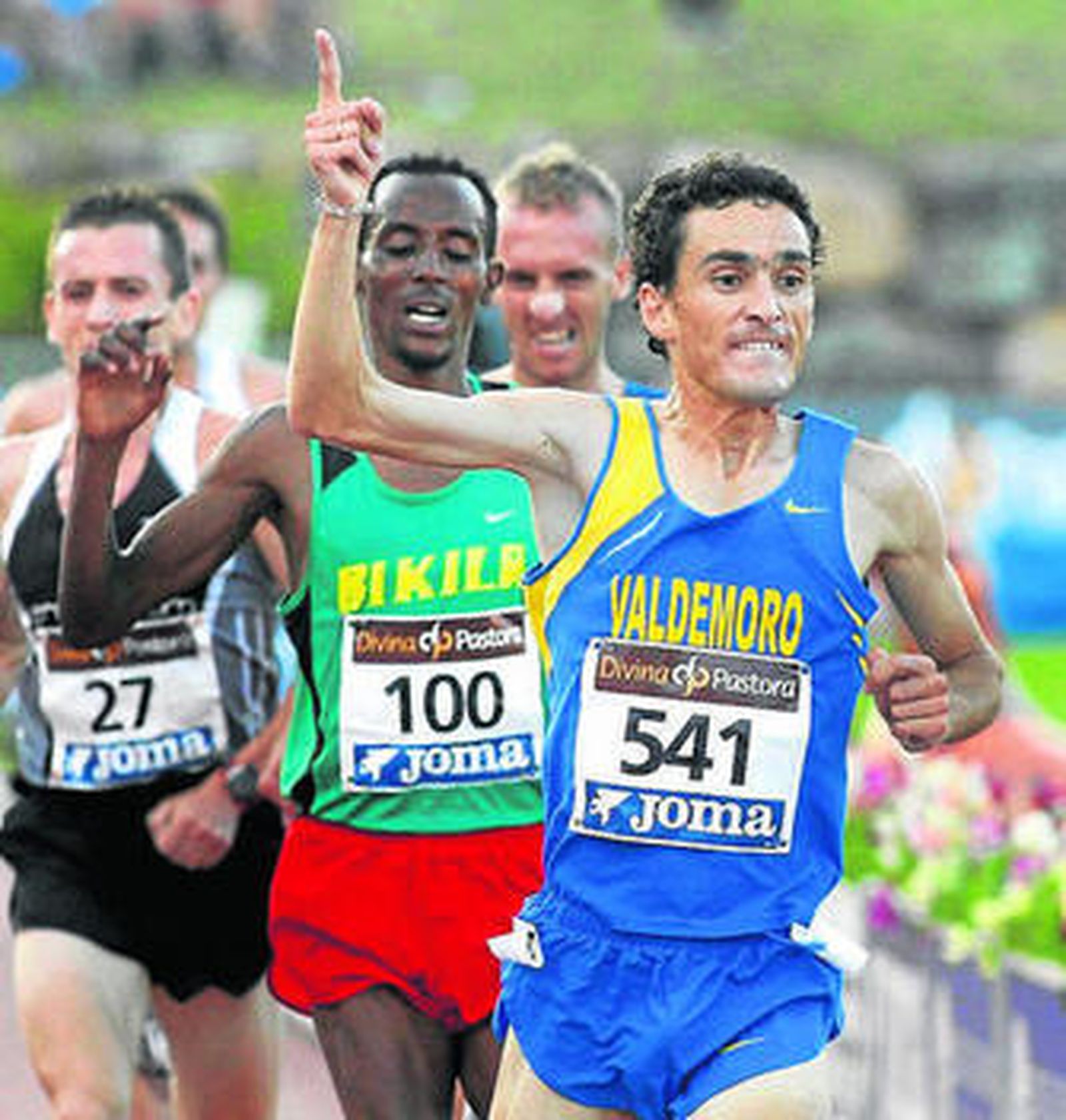 Jesús España festeja la victoria en los 5.000 metros.