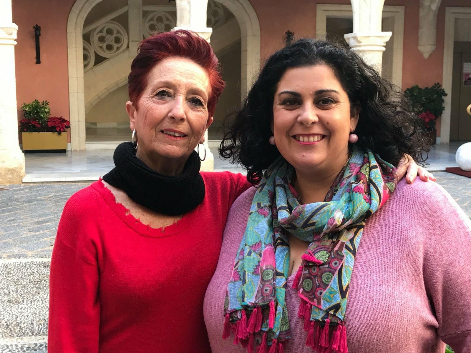 La pregonera del próximo Carnaval, Rosa María Gatón, con la concejala de Fiestas, Laura Almisas.