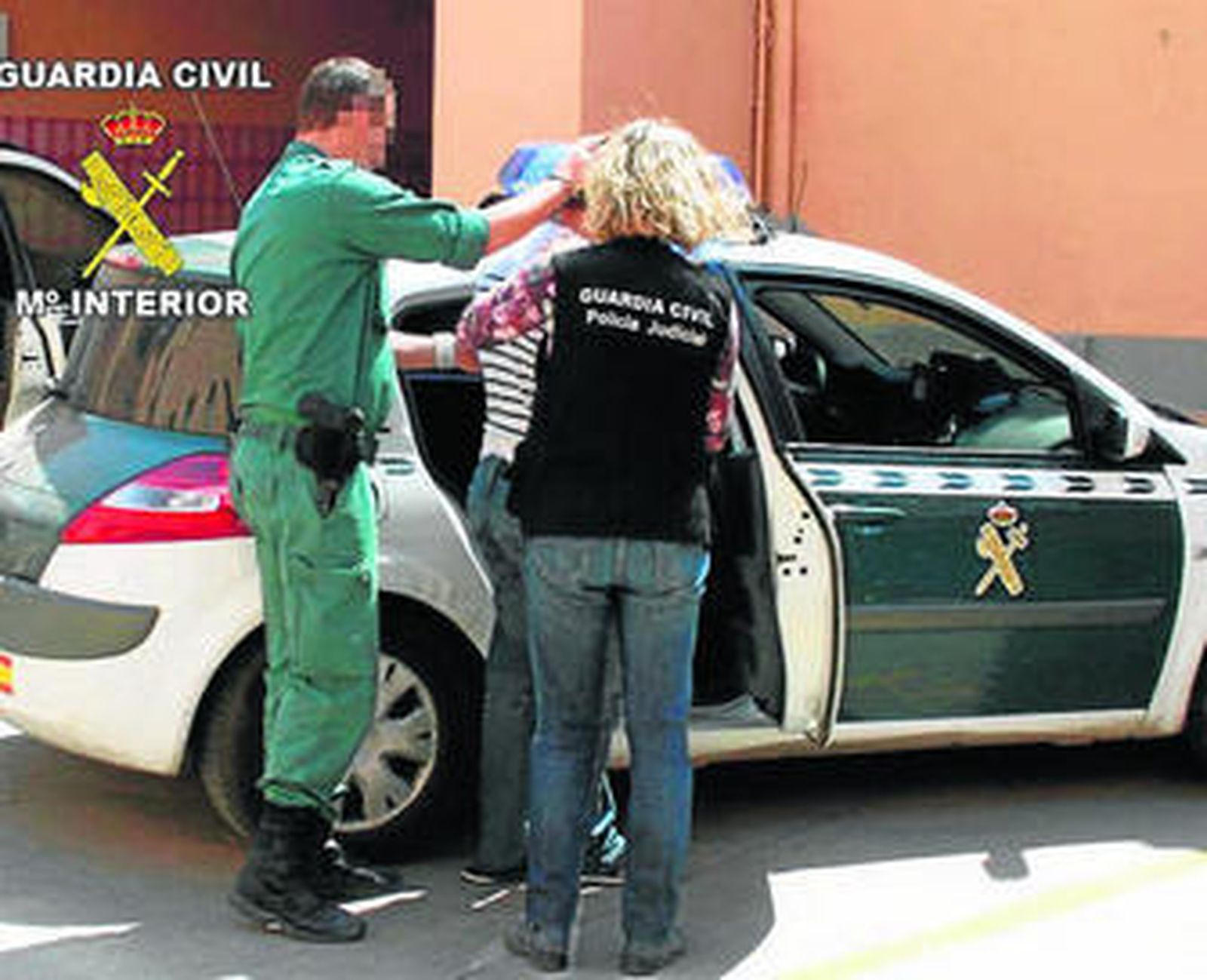 Los agentes arrestan a uno de los delincuentes.