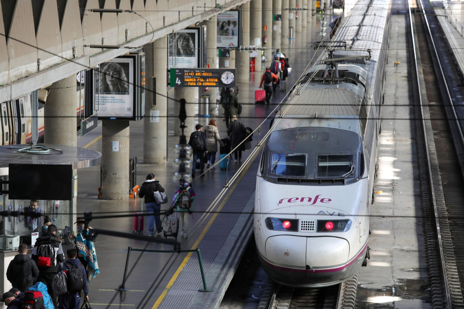 Un tren de Alta Velocidad, estacionado en Santa Justa.