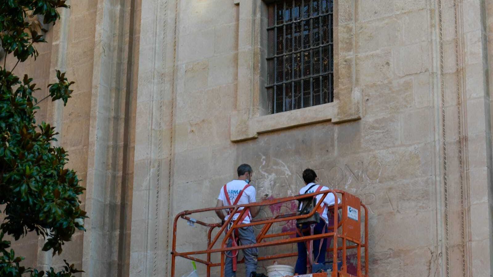 Limpieza en el Sagrario.