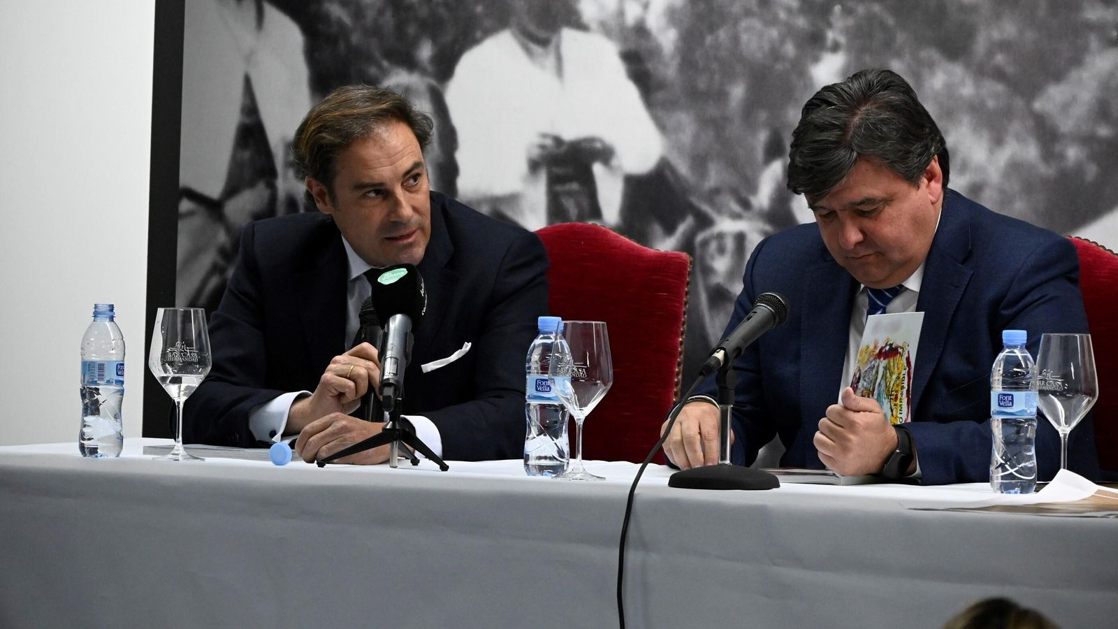 Miguel Báez 'Litri' y Gabriel Cruz durante la celebración de la mesa redonda Miguel Báez 'Litri' y Gabriel Cruz durante la celebración de la mesa redonda