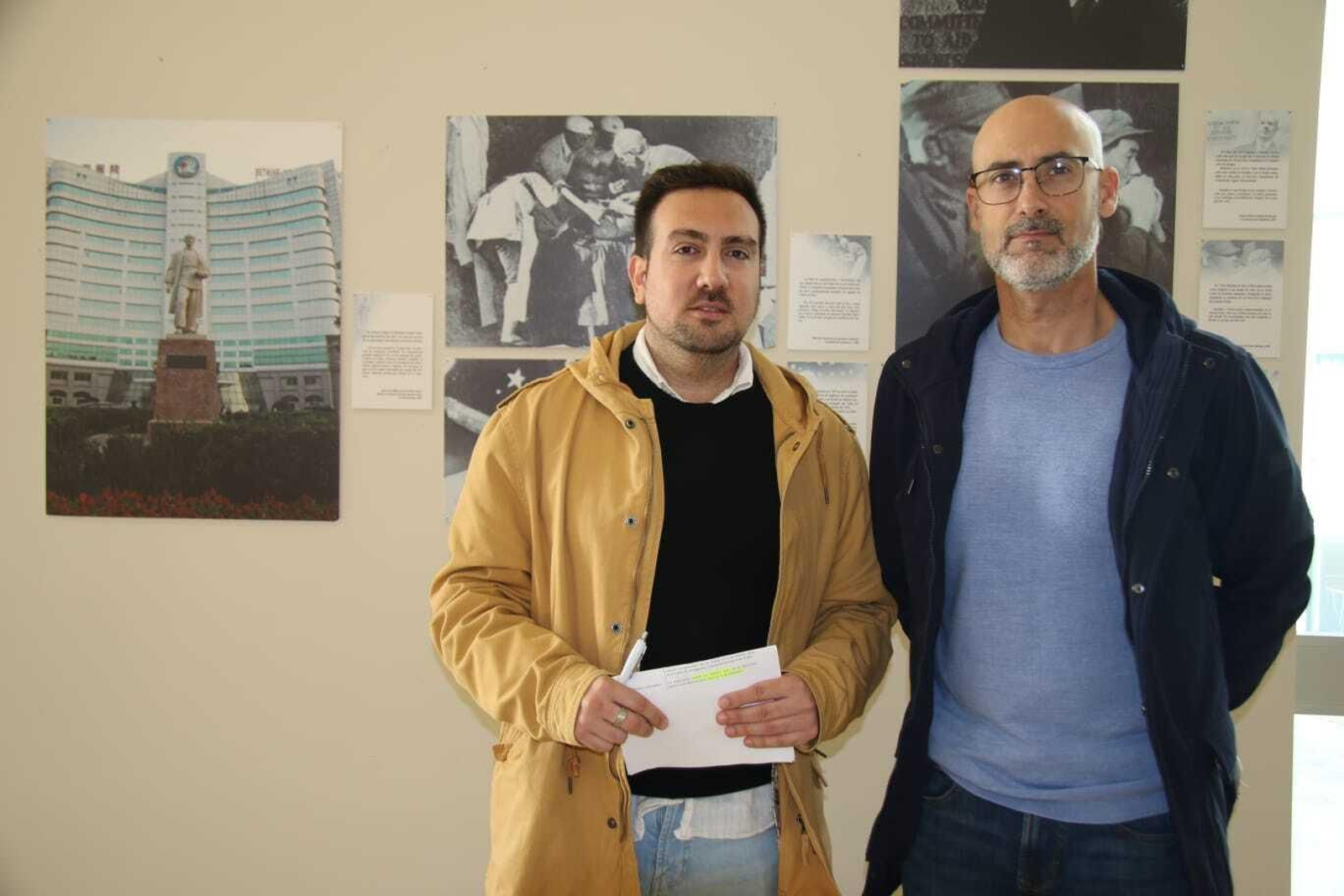 Delegado municipal de Memoria Democrática, Christopher Rivas, acompañado del delegado de Educación, Pablo Chain