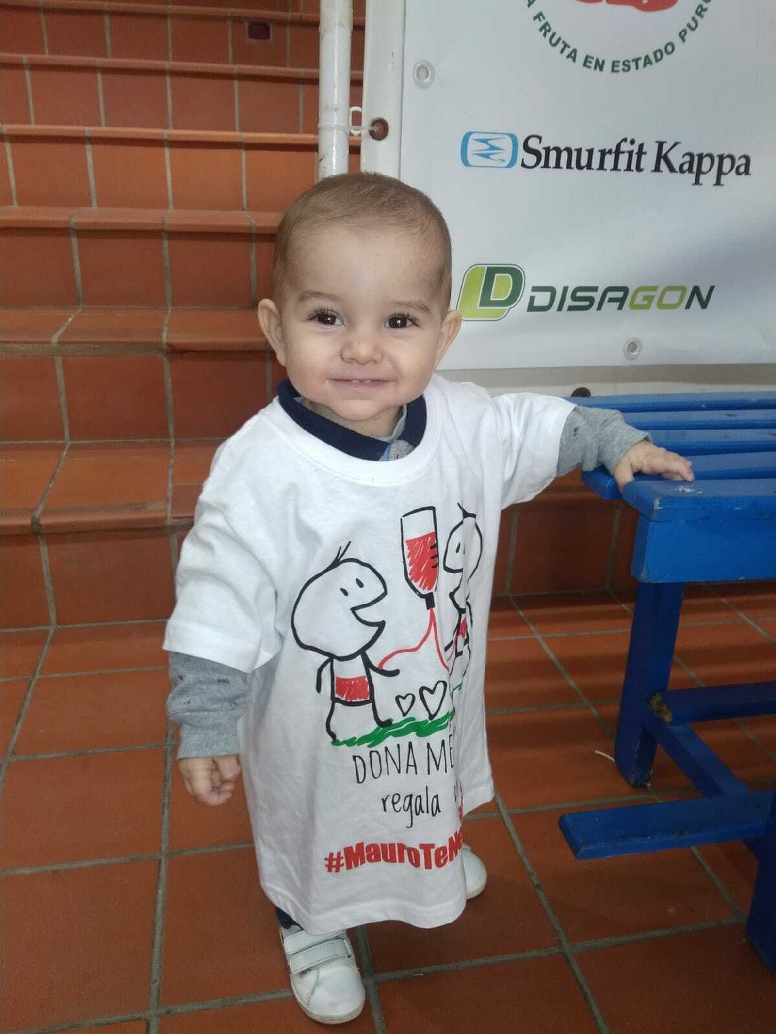El pequeño Mauro sonríe con su camiseta.