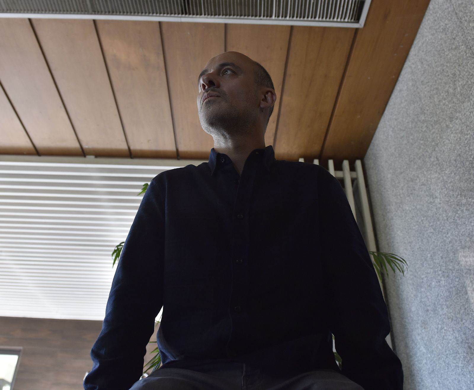 El actor Javier Gutiérrez, antes de la entrevista.