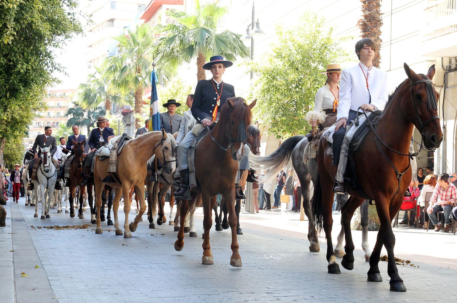 Imágenes de los caballistas, peregrinos a pie y carros de la Hdad de Emigrantes