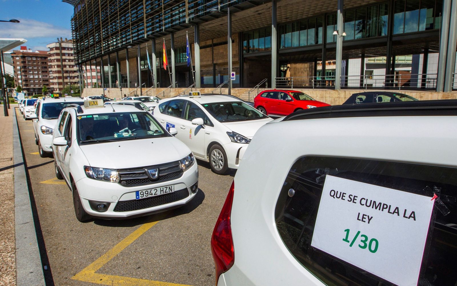 Protesta de taxistas reclamando que se cumpla la normativa de vehículos de alquiler con conductor.