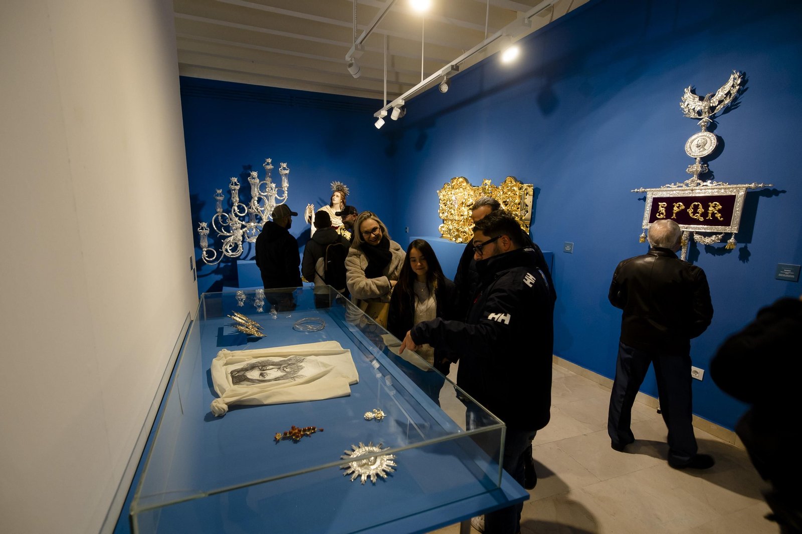Imágenes de la exposición "Estrenos Semana Santa 2024" en la sede de la Fundación Cajasol