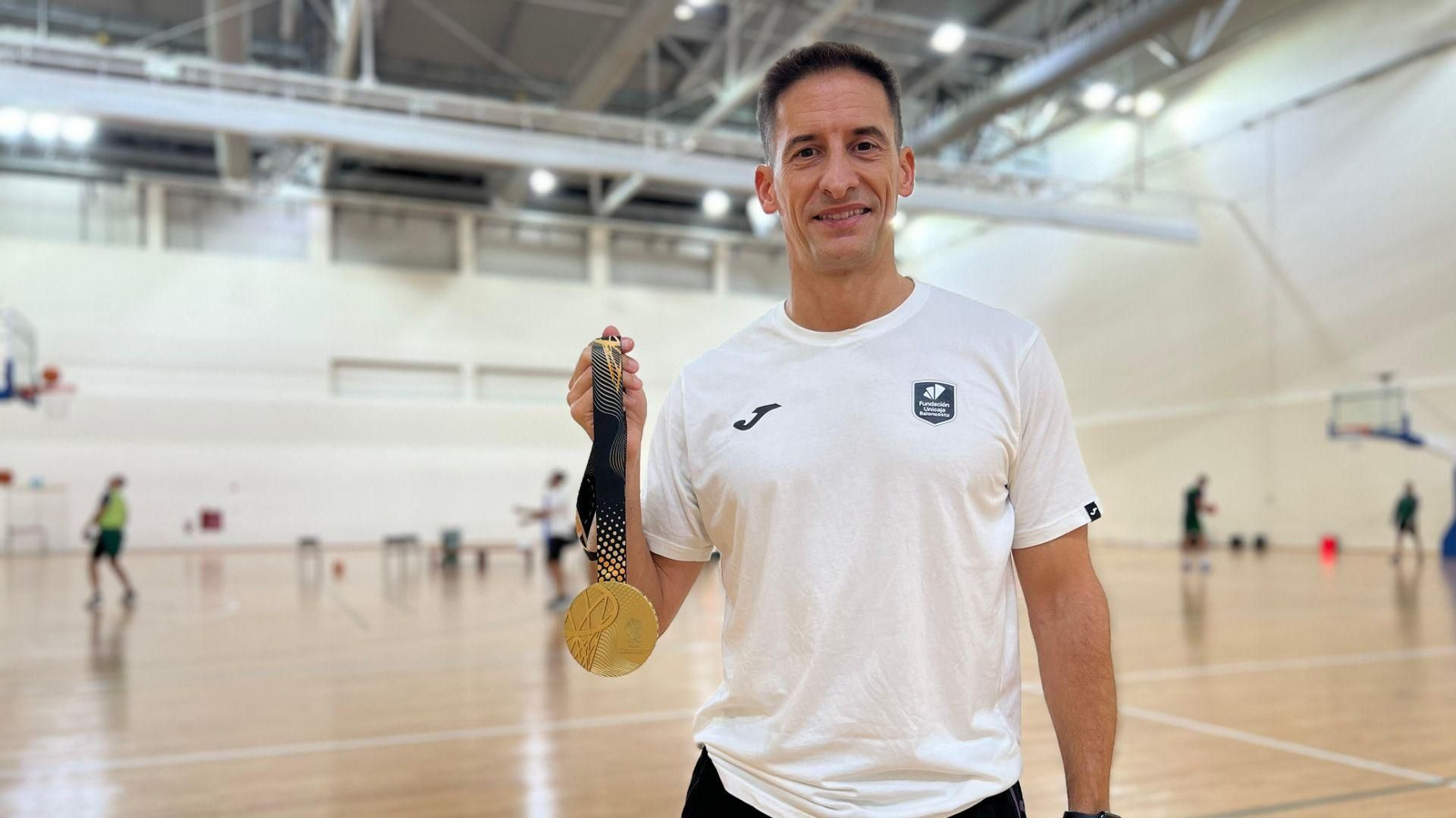 Alberto Miranda posa con su oro en el Eurobasket.