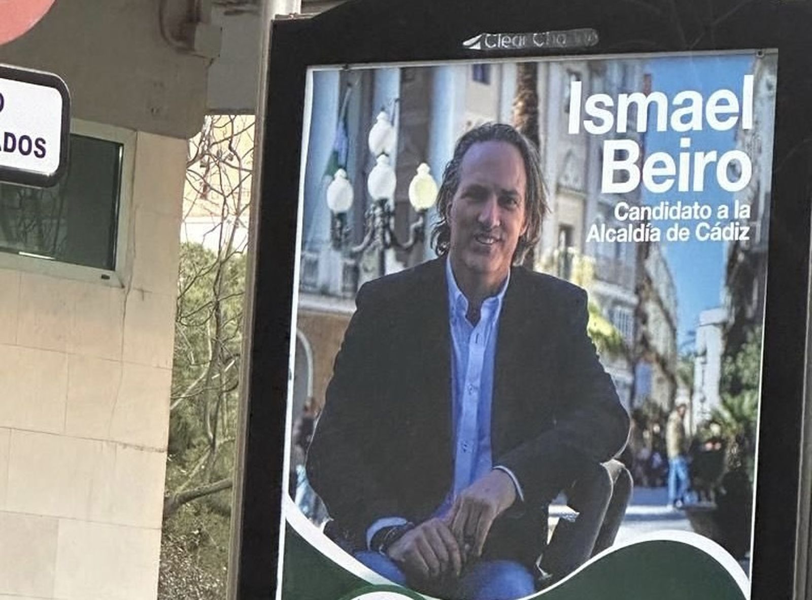 ¿Este chaval no se ducha ni para salir en los carteles?