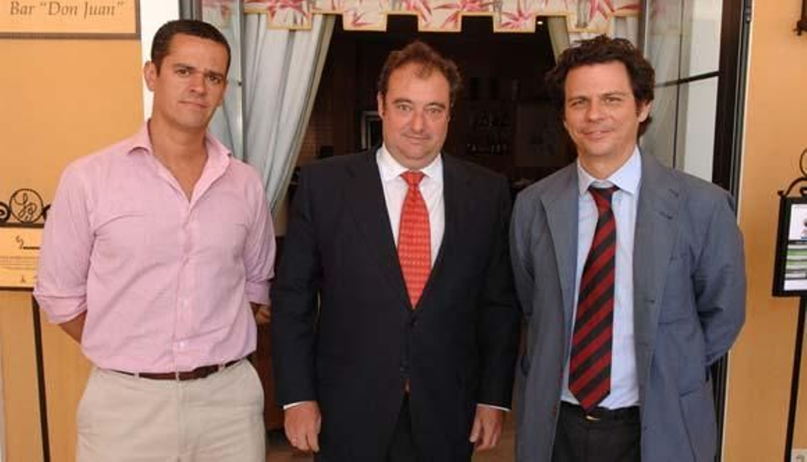 En el centro, Tomás Valiente, junto a  Rafael García Coullat (dcha.) e Ignacio Baños Torrejón, ambos de la empresa Bogaris. 

Foto: Paco Periñán