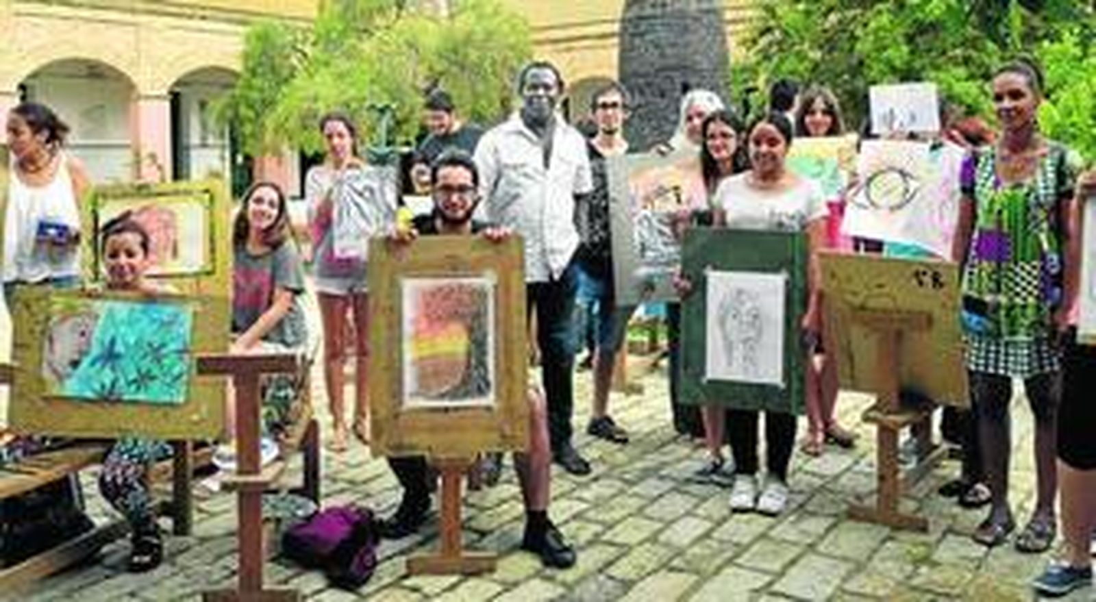 Distintos momentos del intercambio artístico en el patio de la Escuela de Arte León Ortega.