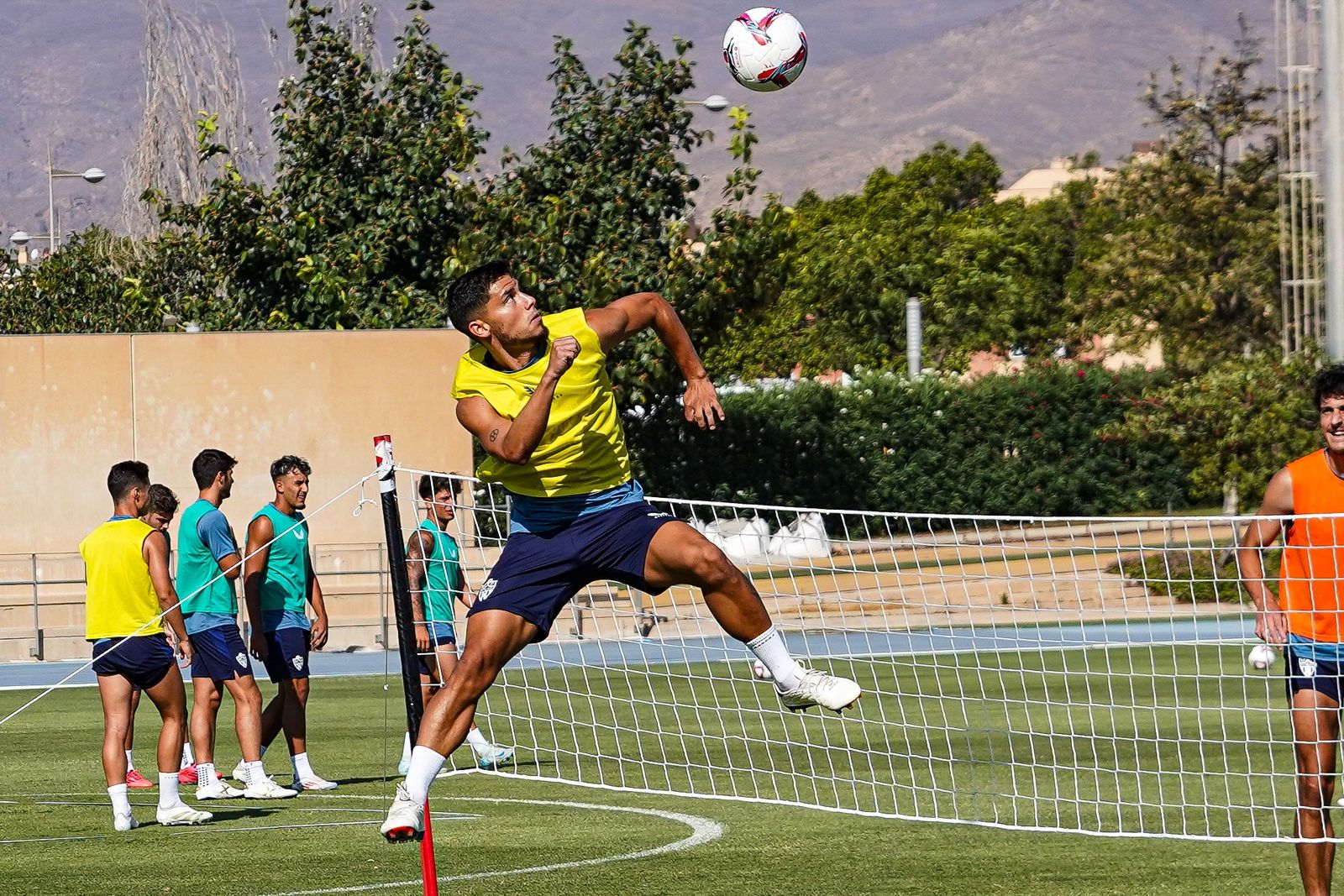 Robertone jugando al futvoley en un entrenamiento
