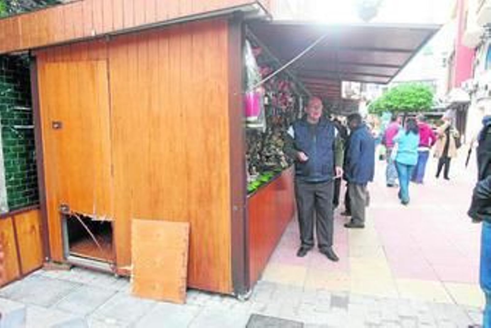 Los desperfectos causados en la puerta del stand que sirvieron de entrada a los ladrones.