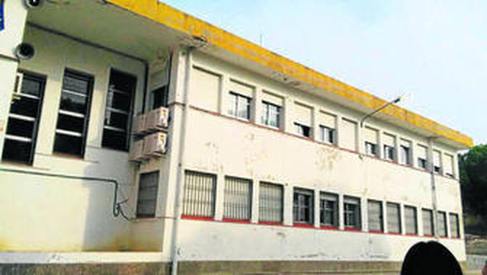 Una imagen de la fachada del colegio Lomopardo, cuya cornisa presenta graves daños.