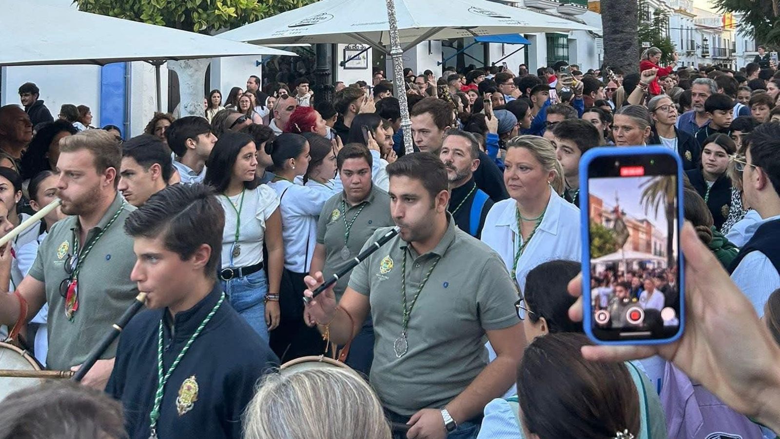 La música acompañando la salida de los jóvenes de Almonte. 