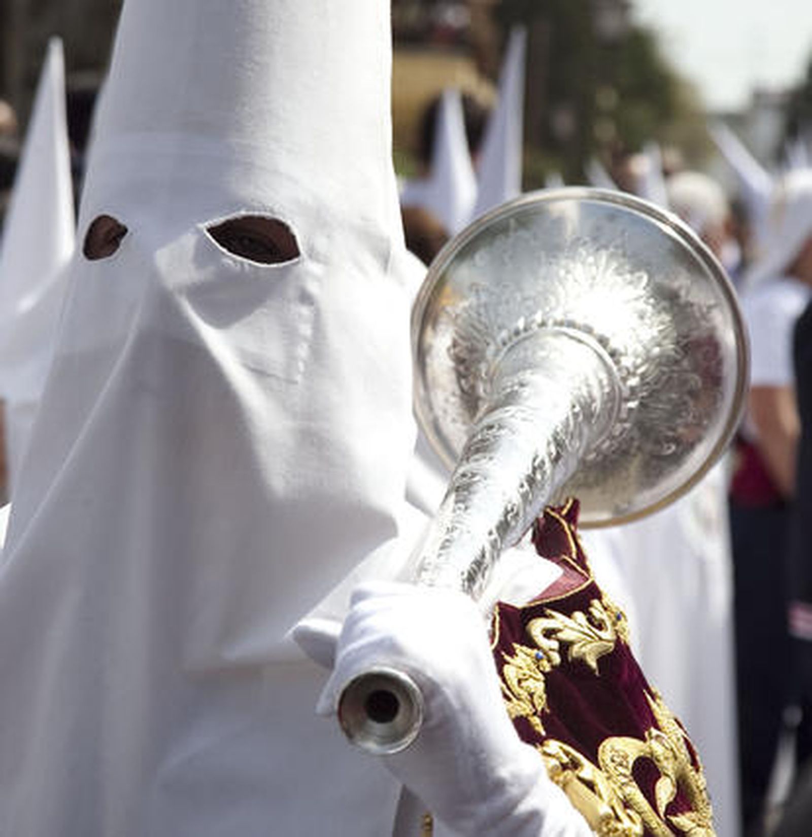 Primer plano de un nazareno con la bocina.

Foto: Jaime Martínez