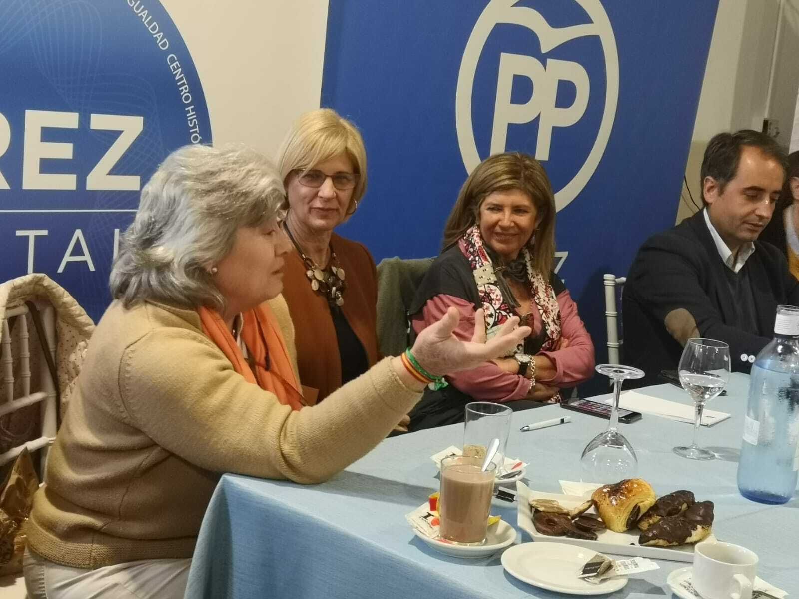 Un instante de la reunión del PP con miembros de las ong.