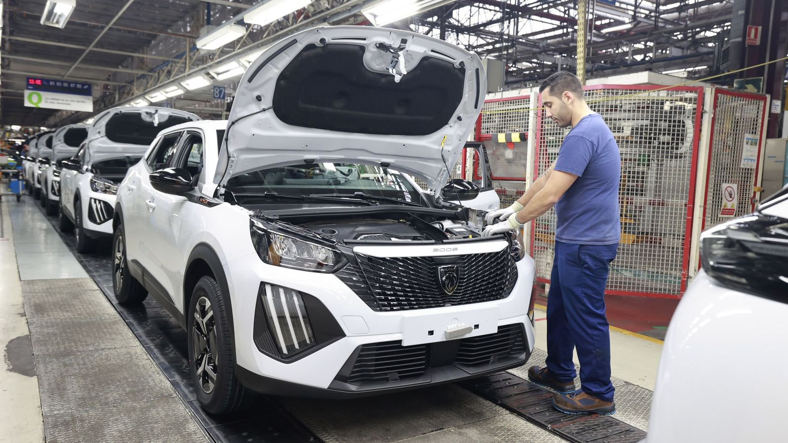 2008 y 208, los dos turismos de Peugeot hechos en España, fueron los modelos de mayor tirón de ventas el año pasado para Peugeot, ambos situados por encima de las 20.000 unidades matriculadas. Respectivamente sus ventas interanuales crecieron un 18,1 y 52,6 por ciento.