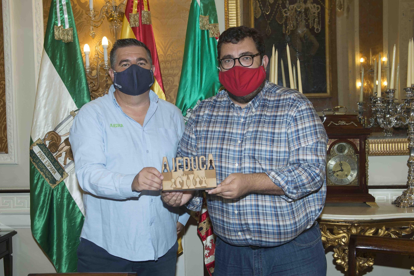 El presidente de Ajeduca, David Escobar, con el diputado de Desarrollo de la Ciudadanía, Jaime Armario.