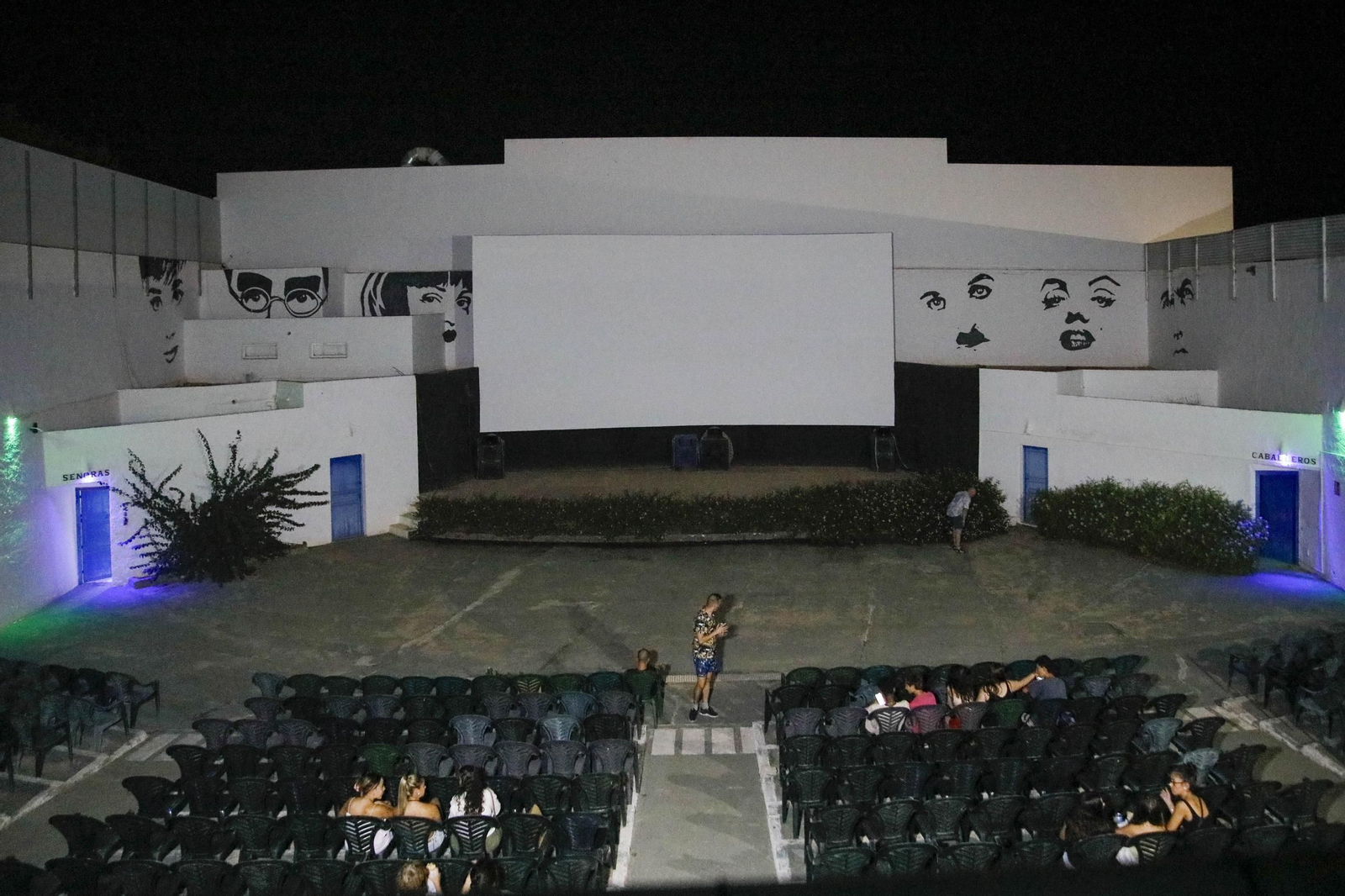 Imágenes de la última proyección en el cine de verano de Garrucha Imágenes de la última proyección en el cine de verano de Garrucha
