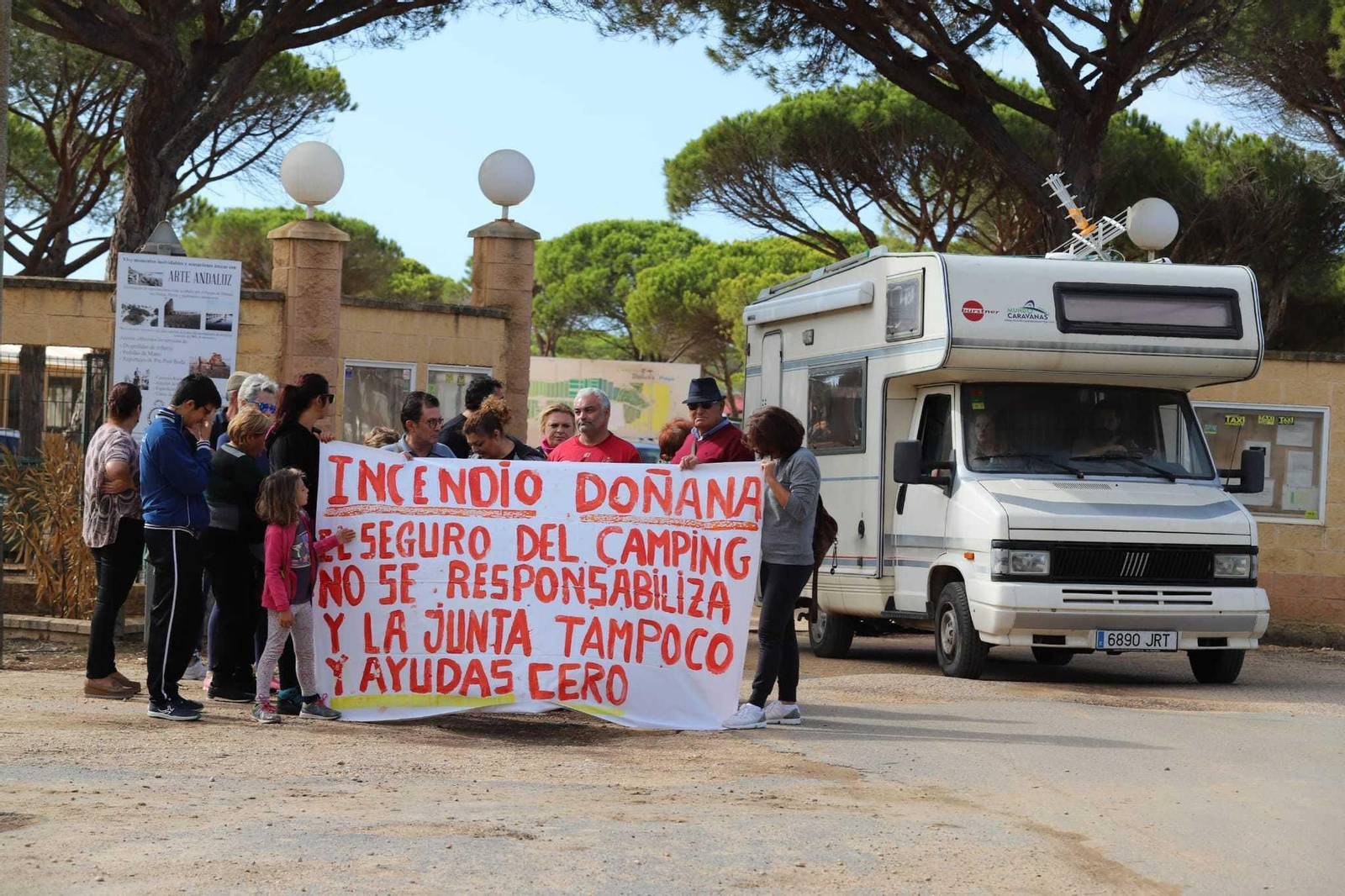 Un grupo de perjudicados, a las puertas del camping Doñana de Mazagón, en la mañana de ayer.