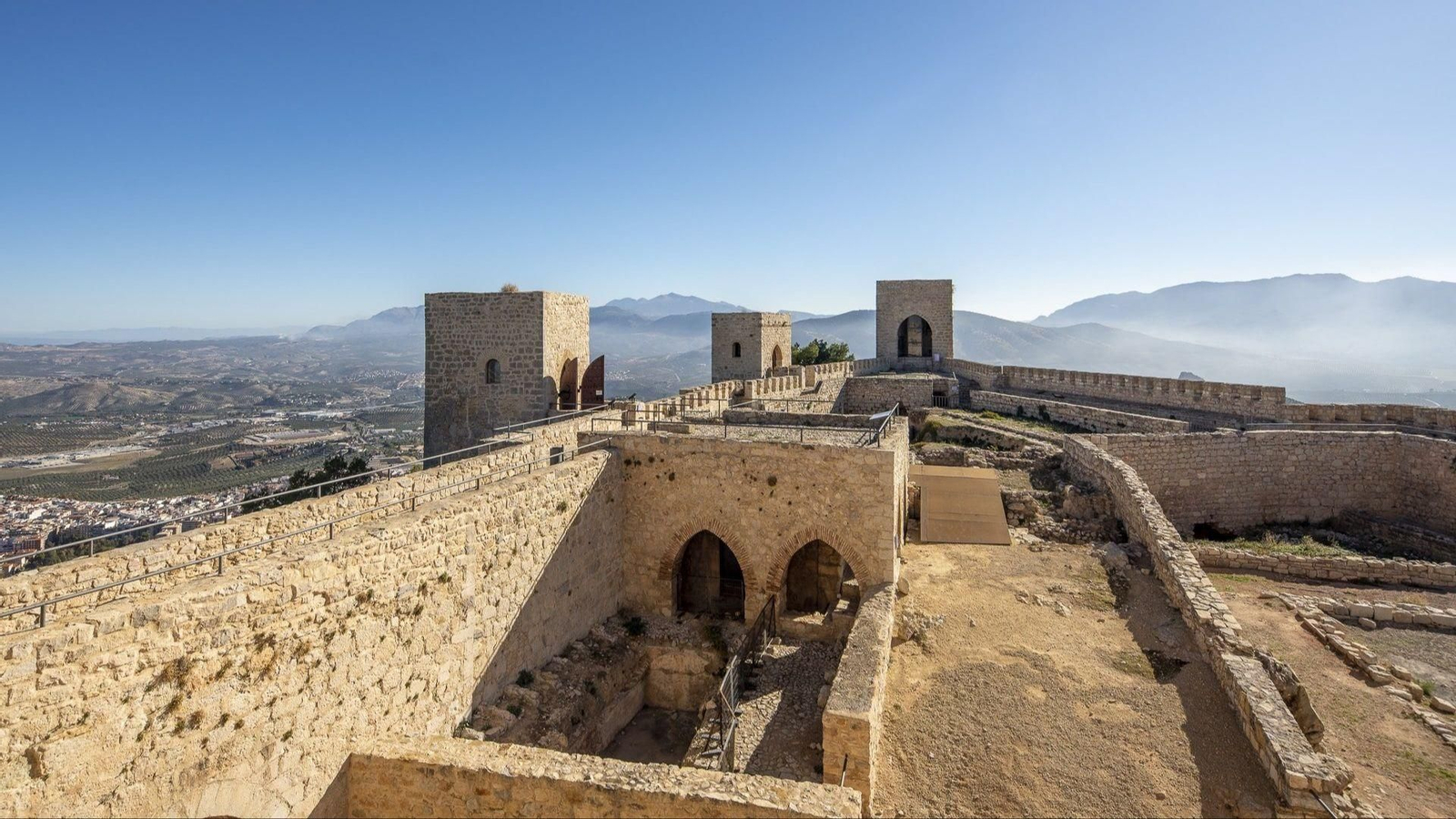 Disfruta de las mejores vistas de la ciudad desde la torre más alta del Castillo de Santa Catalina.